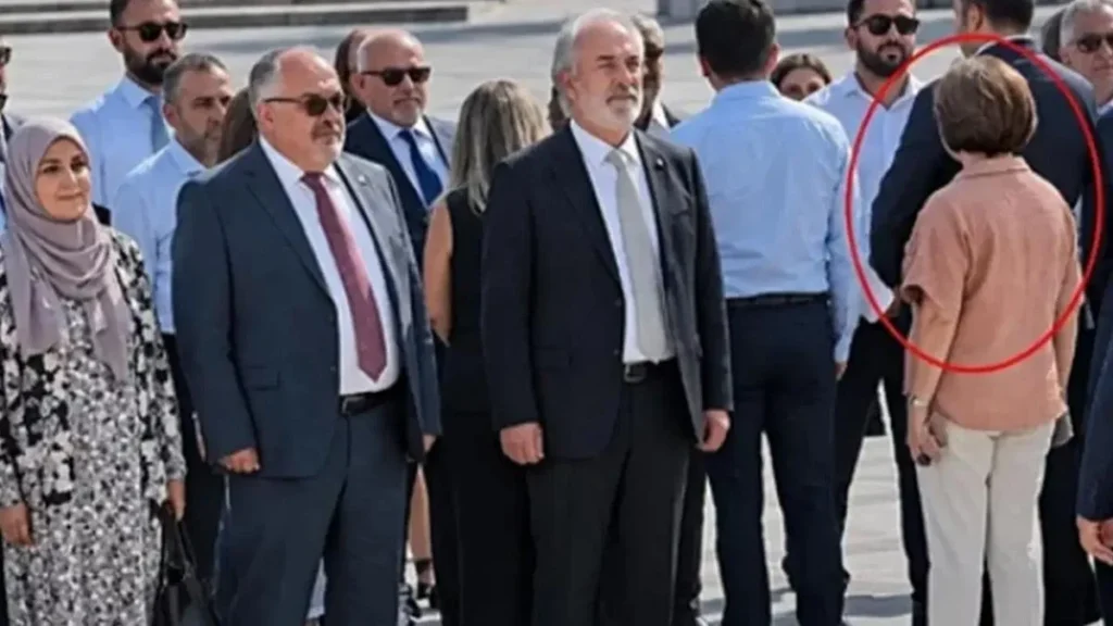 Törende isim okuma krizi yaşandı, Belediye Başkanı Hatice Gencay protokole sırtını döndü